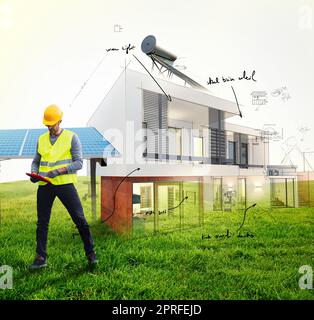 Tecnico al lavoro con un edificio di una nuova casa Foto Stock