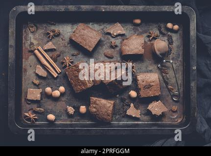 Pezzi di torta di brownie al cioccolato al forno in un foglio di metallo da forno Foto Stock