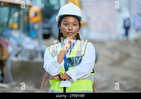 Sicurezza logistica, operaio edile e donna che pensa con le braccia attraversano il cantiere, ispezionando e lavorando come ingegnere al lavoro. Costruttore e manager professionisti con una visione creativa Foto Stock