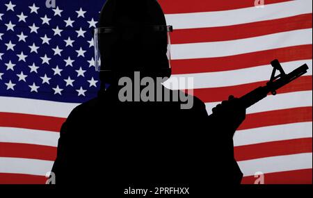 Servire l'America. La silhouette di un soldato con un fucile contro una bandiera americana Foto Stock