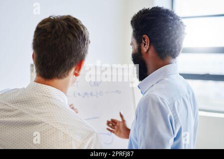 Focalizzato sul piano. Ripresa da dietro di due uomini d'affari che si sfidano in un ufficio. Foto Stock