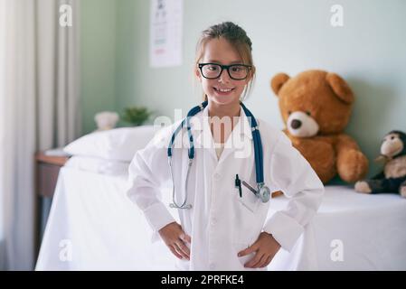 La carriera futura del MT mi eccita. Una bambina adorabile vestita da medico. Foto Stock