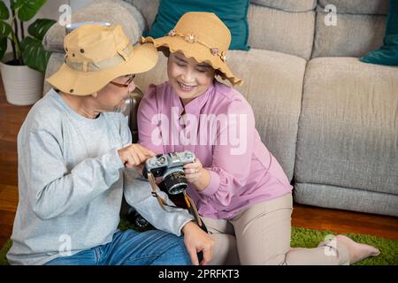 Viaggi e turismo. Felice maturo pensionato coppia fotografia vacanza fine settimana, coppia asiatica anziano sposare pensionato coppia sorridente scattando foto da venuto Foto Stock