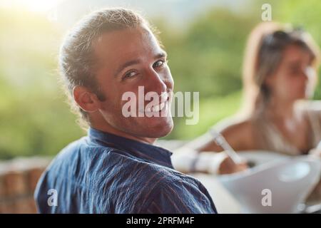 Non ho potuto chiedere degli amici migliori. Ritratto di un giovane felice che condivide un pasto con gli amici durante una cena all'aperto. Foto Stock