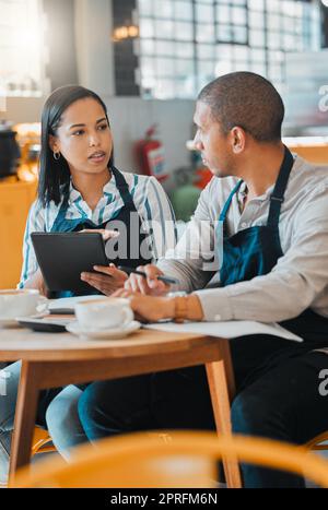 Proprietari di startup, finanza e caffè, caffetterie o piccole imprese a tavola con documenti cartacei. Coppia che lavora sul rapporto finanziario e sul budget per il ristorante. Contabilità, fintech e pagamento mensile di prestiti aziendali Foto Stock