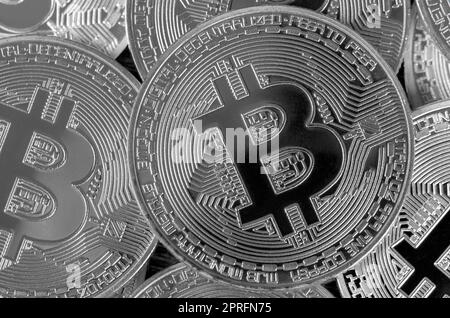 Molti bitcoins argento. Cryptocurrency virtuale e il concetto di denaro. Monete lucido con simbolo bitcoin. Lay piatto vista dall'alto. Macro Foto Stock