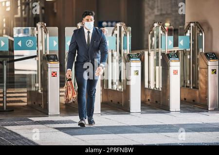 Viaggiatore d'affari durante la covid che arriva in città al terminal dell'autobus, del treno o dell'aeroporto. Uomo d'affari, dipendente o lavoratore con valigia che cammina per strada fino all'hotel o incontra con la maschera Foto Stock