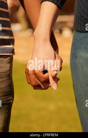 Mani che si adattano come erano fatte l'una per l'altra. Una coppia che tiene le mani. Foto Stock