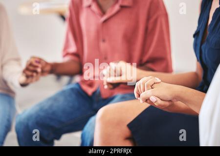 Pregare, fede e fede nel gruppo di sostegno, uomini d'affari che tengono per mano gli incontri e pregano durante il workshop in ufficio sul lavoro. Dipendenti, lavoratori e team con speranza, fiducia e gentilezza Foto Stock