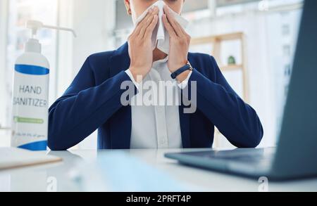 Donna d'affari malata con covid, virus o allergie che soffia naso in esecuzione o starnuti con tessuti in ufficio. Imprenditore o lavoratore aziendale con malattia di salute, starnuto e dipendente influenzale con freddo Foto Stock