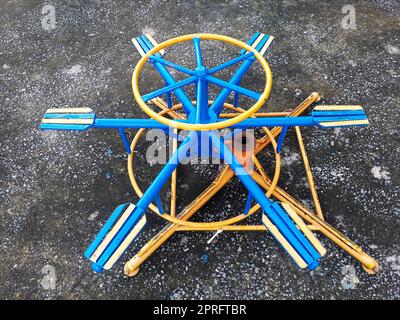Giostra per bambini nel parco giochi Foto Stock