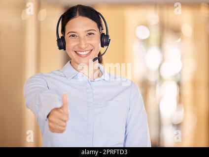 Una donna si occupa di crm, assistenza clienti e agente di telemarketing. Successo, risultati e supporto, segno di mano sì di un dipendente di un call center su Internet felice con cuffie pronte per la consulenza tecnica Foto Stock