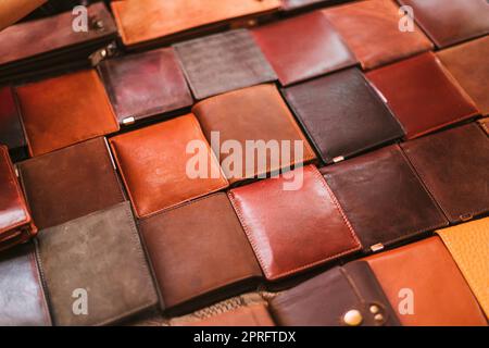 Goa, India. Negozio tradizionale Market Shop con portafogli in pelle. Souvenir popolari dall'India. Foto Stock