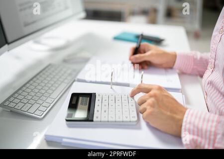 Contabile fiscale pubblico che utilizza Calcolatrice Foto Stock