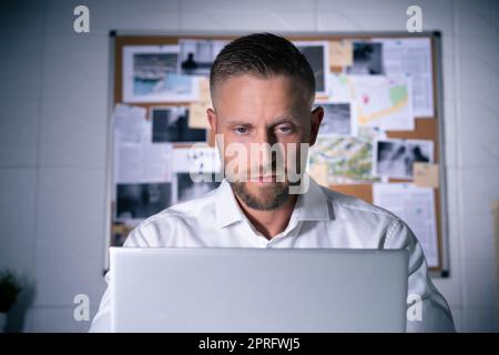 Detective privato in cerca online Foto Stock