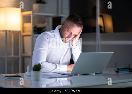 Annoiato Boss Man addormentarsi Foto Stock