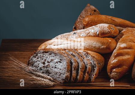 Pane fresco sul tavolo. Prodotti da forno decorati con grano dorato per la cena del giorno del Ringraziamento. Foto Stock