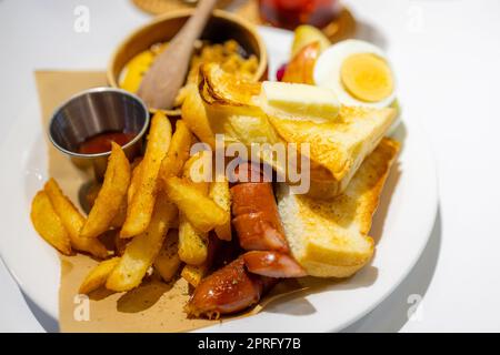 Patatine fritte salsicce e pane tostato Foto Stock