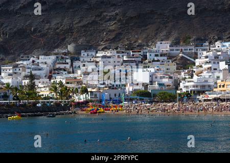 CRAN CANARIA, PUERTO DE MOGAN - 15 NOVEMBRE 2019: Città di Puerto de Mogan sulla costa dell'isola di Gran Canaria, Spagna Foto Stock