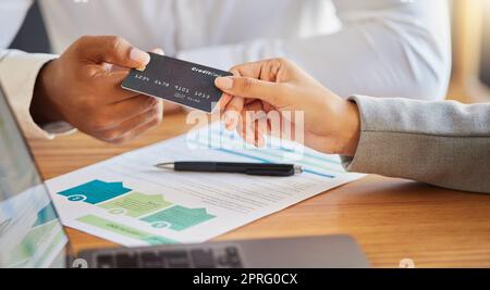 Responsabile degli investimenti con carta di credito e documento per la finanza con i clienti che investono e negoziano sul mercato azionario in ufficio. Consulente finanziario professionale per la consulenza importo dei profitti in banca con un cliente Foto Stock