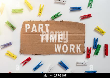 Didascalia di testo che presenta il lavoro part-time. Foto Concettuale Un lavoro che non è permanente ma in grado di svolgere bene Lady in costume tenendo penna a simboleggiare i successi del lavoro di squadra. Foto Stock