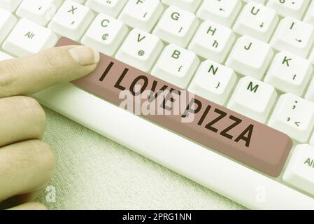 Scritta a mano i Love Pizza. Si dice che mi piace molto il cibo italiano con formaggio prosciutto peperoni a fette che punta con due dita su messaggi importanti. Foto Stock