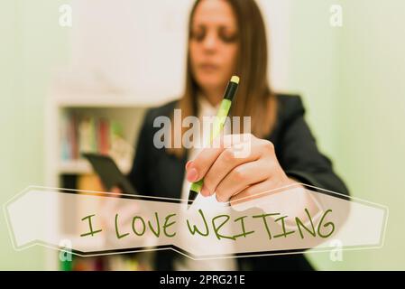 Didascalia concettuale amo scrivere. Parola per affetto per la creazione di riviste di romanzi autrice stimolante sitting Woman Talking e Putting Important Notes on String. Foto Stock