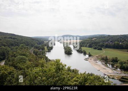 Valle della Ruhr a Witten con corso di fiume Foto Stock