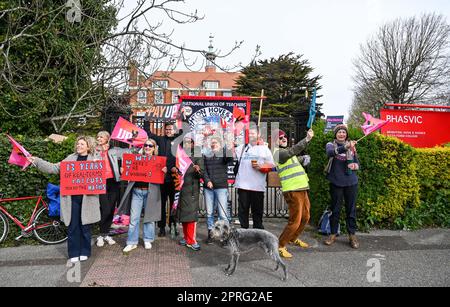 Brighton UK 27th aprile 2023 - insegnanti in sciopero al di fuori del Brighton, Hove & Sussex Sesto modulo College (BHASVIC) nella loro disputa in corso con il governo su retribuzione e condizioni: Credit Simon Dack / Alamy Live News Foto Stock