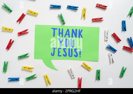 Segno di scrittura a mano Grazie Gesù. Business idea essere grato per quello che il Signore ti ha dato uomo religioso in Un completo che mostra grafici di dati cruciali e crescita nel business. Foto Stock