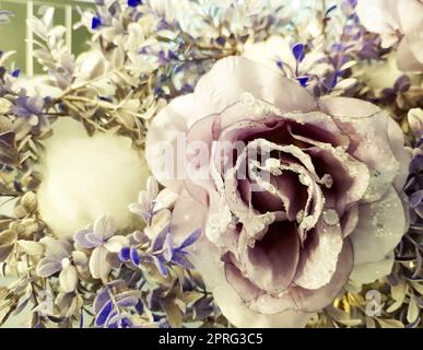 Rosa congelata in ghiaccio bianco. Petali di rosa in piccoli cristalli di ghiaccio che circondano un fiore, decorazione decorativa di un albero di Natale, fuoco selettivo Foto Stock