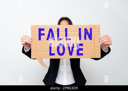 Cartello con la scritta Fall in Love. Vetrina aziendale emozioni amorevoli su qualcun altro Romance Happiness Man con il futuristico pezzo Jigsaw che presenta strategie aziendali. Foto Stock