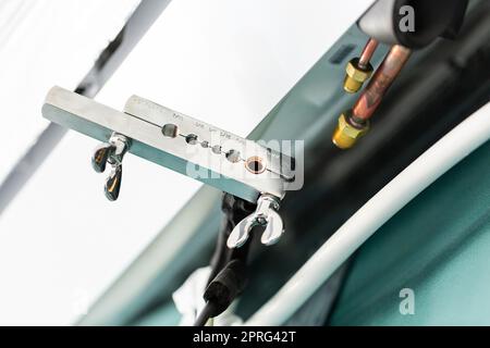 Primo piano dell'attrezzo speciale per il collegamento di tubi in rame durante il montaggio dell'impianto di climatizzazione. Foto Stock