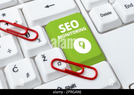 Ispirazione che mostra il segno Seo MonitoringTracking the progress of Strategy made in the platform. Internet Concept Tracking i progressi della strategia realizzati nella piattaforma Speech Bubble on Floor with Important Data Inside with Paper Wraps Around. Foto Stock