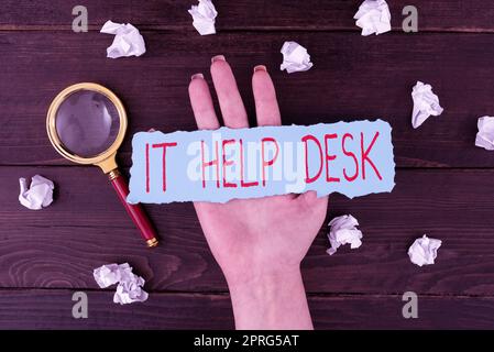 Cartello che mostra l'help desk IT. Assistenza di supporto online di Word per mostrare con la tecnologia donna che tiene un tablet che presenta il pin di navigazione digitale e il caricamento di S.. Foto Stock
