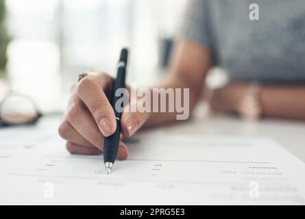 Scrivere, leggere e prendere appunti su contratti finanziari, di investimento o fiscali e documenti cartacei in un ufficio. Primo piano delle mani di una lavoratrice finanziaria che pianifica, firma e lavora sui moduli bancari Foto Stock