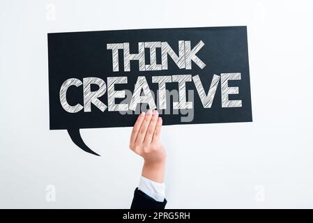 Ispirazione che mostra segno pensa creatività la capacità di percepire modelli non ovvi. Idea di business la capacità di percepire modelli non ovvi uomo con penna e tablet che mostrano messaggi importanti e nuove idee. Foto Stock