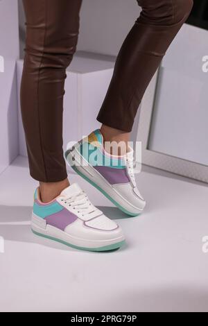 Immagine ritagliata della nuova collezione di scarpe sportive alla moda per ragazzi. Foto Stock