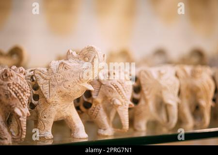 Goa, India. Souvenir dell'elefante di pietra sulla mensola in negozio. Merci per turisti Foto Stock