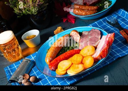 Delizioso cavolo verde oldenburger con salsiccia di Pinkel Foto Stock