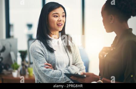 Theyre entrambi sulla stessa pagina. Due giovani creativi che hanno una discussione in un ufficio. Foto Stock