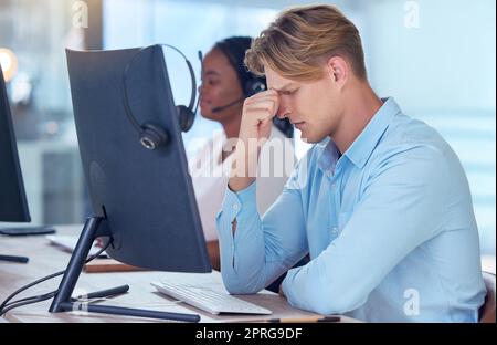 Salute mentale, finanza e uomo d'affari con mal di testa a causa di stress, ansia e esaurimento alla scrivania in ufficio. Sopraffatto, emicrania e dolore si sente stanco per un cattivo errore sul pc Foto Stock