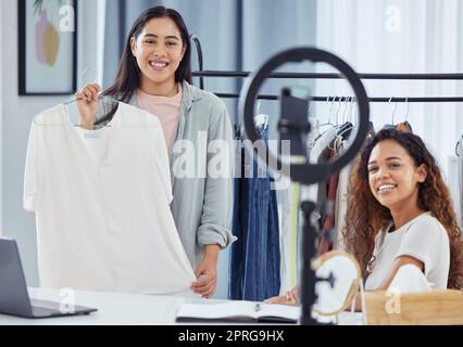 Streaming telefonico, fashion influencer o recensione di prodotti sui social media sul blog tecnologico o sull'app di marketing per i creatori di contenuti. Smile, blogger felice o creativo, amici o donne di design che pubblicizzano il marchio di abbigliamento Foto Stock