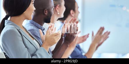 Motivazione, innovazione e sostegno della comunità battendo i lavoratori a una conferenza o presentazione. Applausi di team diversi, tifo e ispirazione in un seminario o incontro di formazione, pubblico positivo Foto Stock