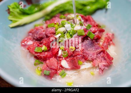 Spaghetti con fetta di manzo crudo, famosa cucina a Kinmen di Taiwan Foto Stock