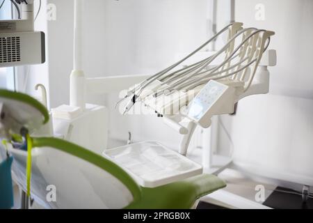 Attrezzature e strumenti dentistici in un moderno e luminoso studio dentistico. Foto Stock