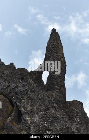 Formazione rocciosa torreggiante con scogliere vulcaniche appuntite in Islanda Foto Stock