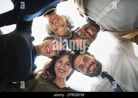 Grandi menti pensano allo stesso modo. Ritratto ritagliato di un gruppo eterogeneo di uomini d'affari mettendo le loro teste insieme in una huddle. Foto Stock