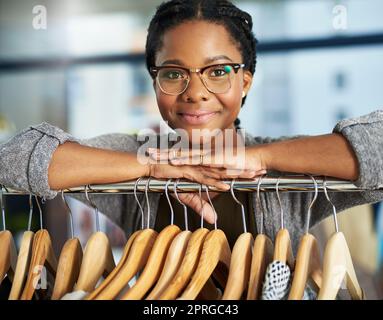 Credete in voi stessi e nel vostro marchio e youll riuscire. Ritratto di un fashion designer appoggiato su un corrimano. Foto Stock