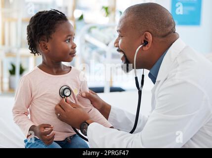 Pediatra, consulenza e stetoscopio per i polmoni o il controllo del torace con il medico in ospedale medico o clinica. Medicina, giovane paziente e terapeuta di colore che ascolta il cuore del bambino Foto Stock